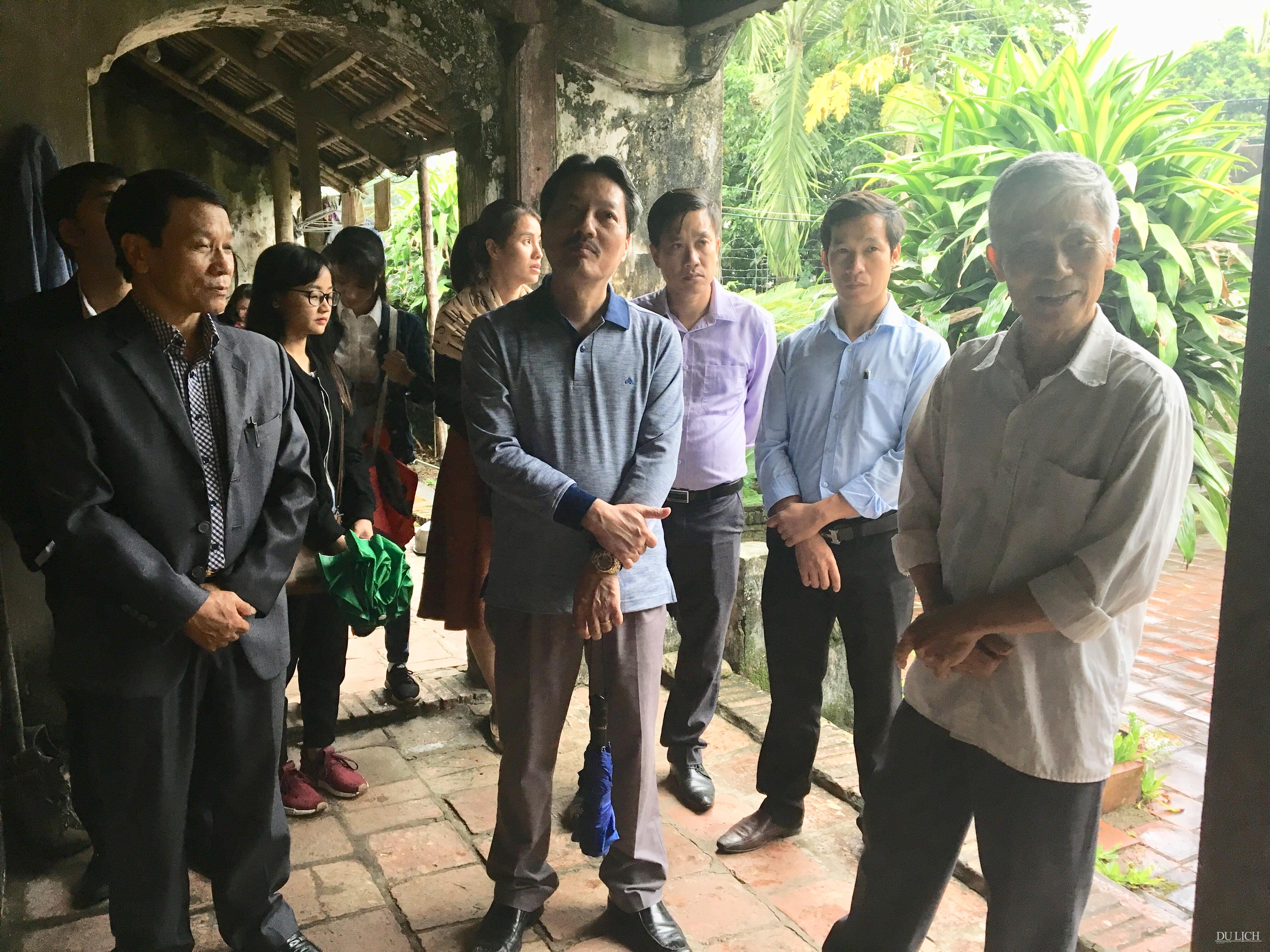 Đoàn nghe giới thiệu về ngôi nhà Việt cổ tại Làng Cựu